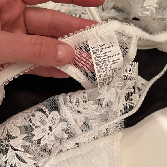 IRIS Elegant White Lace Lingerie Set - Picture 3 of 6